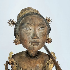 Girl puppet, hand puppet, antique collection - Collector must have! Old style wayang Gambyong, very original design by Theater Art Gallery