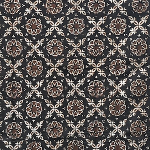 Może przedstawiać: Czarny materiał z powtarzającym się wzorem brązowych i białych wzorów kwiatowych.