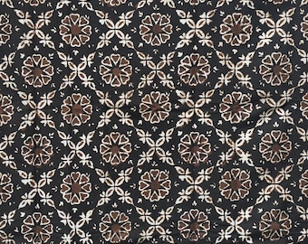 Batik con motivos Sogan: diseños tradicionales javaneses hechos a mano en marrón y blanco