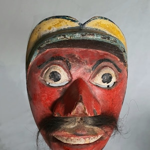 Sammlermaske, antike indonesische Maske. Rote Vintage-Maske, Geschenk aus Java von der Theatre Art Gallery