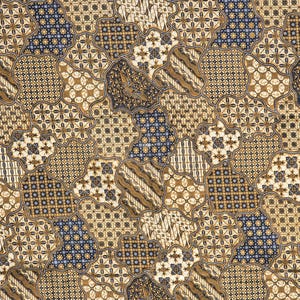 Op de afbeelding: Een bruine en blauwe stof met een herhalend geometrisch patroon. De stof heeft een traditionele Indonesische batik-stijl.