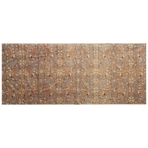 Pode incluir: Um tecido estampado em marrom e bege com um desenho floral repetitivo. O tecido tem um brilho sutil e uma textura macia.