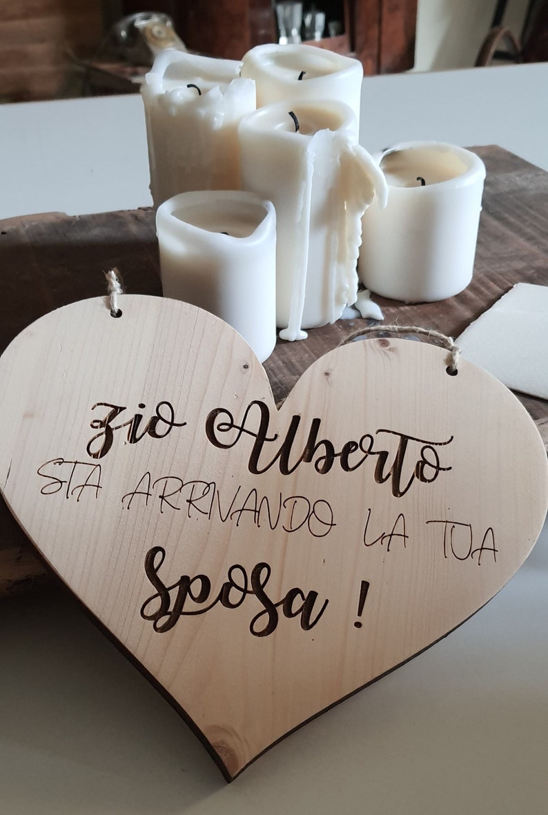 Targa in legno a cuore Arriva la Sposa per Paggetto o damigella, Decorazione matrimonio wedding, immagine 1