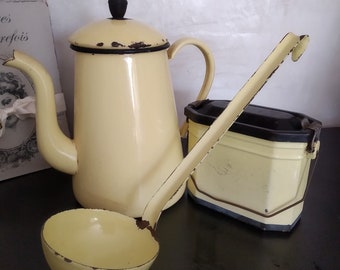 cafetière émaillée jaune pâle vintage brocante louche et boîte déjeuner ancienne cuisine de campagne