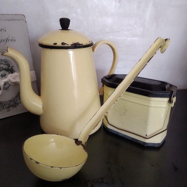 cafetière émaillée jaune pâle vintage brocante louche et boîte déjeuner ancienne cuisine de campagne