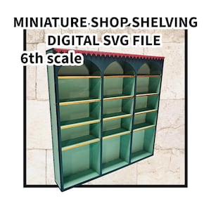 Puede incluir: Una estantería de tienda en miniatura de color verde azulado y negro con detalles dorados y una parte superior decorativa roja y negra. La estantería tiene seis estantes y está diseñada para proyectos en miniatura a escala 1/6.