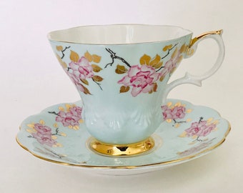 Royal Albert Pale Turquoise Filiżanka do herbaty i spodek, Jasnoniebieska filiżanka, Kształt liryczny, Pastelowy błękit, Różowe róże, Złote liście, Royal Albert niebieski 4148