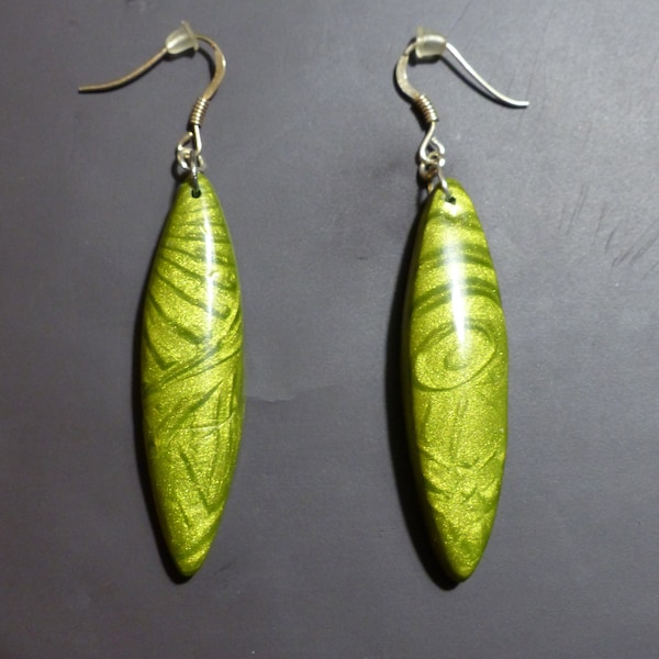 Boucles d'Oreilles Vertes Forme Plume Effet Relief Polymère/Green Earring Feather With Relief/Pâte Cernit Metalic/Polymer Clay/Polymère