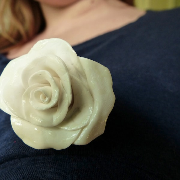 Broche Rose Blanche pâte polymère/Flower white brooch/roses flower brooch/white flower/polymerclay/white flower jewelry/white roses jewel