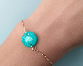 Bracelet turquoise en résine à paillettes et plaqué or fait main