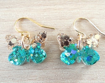 Boucles d'oreille papillons en résine turquoise et or