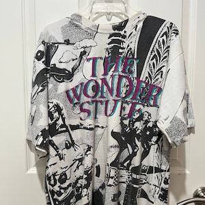 Puede incluir: Camiseta blanca con estampado gráfico en blanco y negro con el texto "The Wonder Stuff".