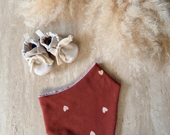 Adjustable, reversible baby bandana with hearts
