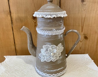 old coffee maker, shabby taupe, Marianne