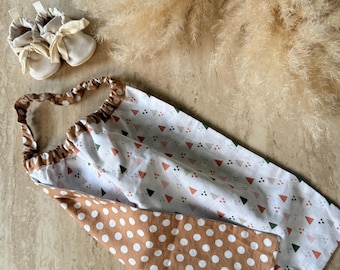 bib, baby bib, polka dots and triangles