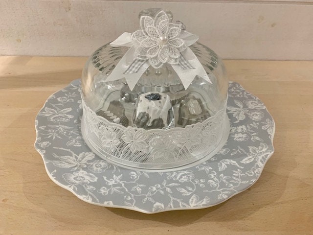 Cloche en Verre et Ses Mignardises, Assiette Ancienne