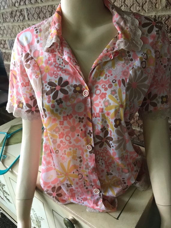 Adorable Floral Vintage Top