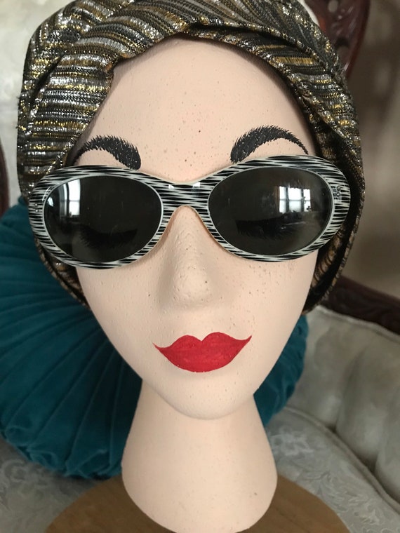 Glamorous cat eye Vintage Sunglasses/mid century … - image 1