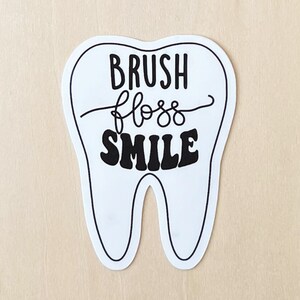 Pegatina con sonrisa de hilo dental y cepillo: pegatina de dentista, de alto brillo, laminada, resistente al agua, troquelada para botellas de agua, vasos, portátiles y cuadernos