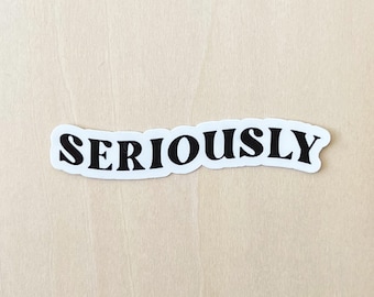 Pode incluir: Etiqueta branca com texto preto que diz "SERIOUSLY" em uma fonte em negrito ligeiramente curvada.
