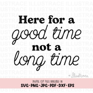 Puede incluir: Gráfico de texto en blanco y negro que dice "Here for a good time not a long time".