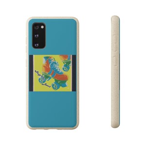 Può includere: Custodia per telefono turchese con una grafica colorata di pattini a rotelle. La grafica presenta pattini arancioni, blu e verdi con la scritta "Brighton Beach". La custodia ha un bordo beige chiaro e un modulo fotocamera nero.