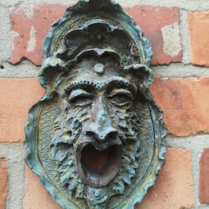 Old Bigmouth ~ ein Brunnenkopf, der einen größeren Wasserauslauf ermöglicht. Große eigenständige Wandverzierung oder Garteneigenschaft.