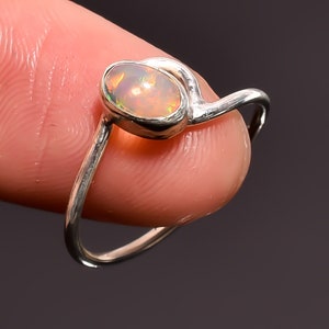 Elegante ring met Ethiopische opaal edelsteen, gemaakt van 925 sterling zilver, maat 6 US.