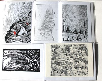 Könnte beinhalten: Eine Sammlung von Schwarz-Weiß-Kunstdrucken mit detaillierten Illustrationen. Die Drucke zeigen verschiedene Szenen, darunter einen Pinguin, einen verschneiten Baum, einen mondbeschienenen Wald, einen stürmischen Himmel und einen Blätterhaufen. Der Kunststil ist detailliert.