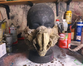 Protector facial de malla de alambre postapocalíptico con réplica de resina de calavera de tejón