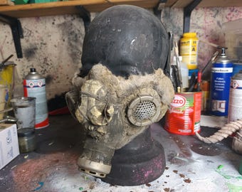 Protector facial de malla de alambre postapocalíptico con réplica de calavera de resina