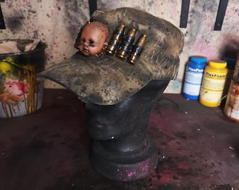 Gorra de béisbol reciclada postapocalíptica con cabeza de muñeca y astas de muñeca.
