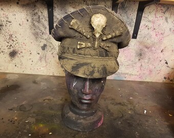 Sombrero de oficial postapocalíptico con calavera de cuervo de resina