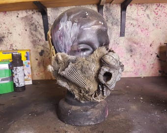 Protector facial de malla de alambre postapocalíptico con réplica de calavera de resina