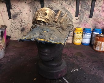 Gorra de béisbol postapocalíptica reciclada con réplica de resina de cráneo de embrión.