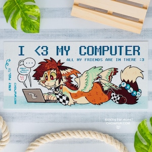 Könnte beinhalten: Ein rechteckiger Aufkleber mit dem Text "I <3 MY COMPUTER" und "ALL MY FRIENDS ARE IN THERE :3". Er zeigt eine Zeichentrickfigur mit braunem, orangefarbenem und grünem Fell, Flügeln und einem Schachbrettmuster, die einen Laptop benutzt. Der Aufkleber hat einen weißen Hintergrund.