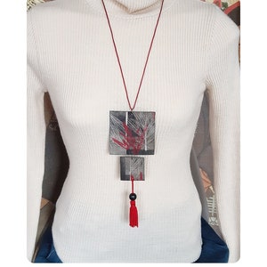 Joyas sin desperdicio. Collar de cartón y papel. Joyería de mujer. Reciclaje de joyas. Materiales reciclados de joyería. Joyería eco-responsable.