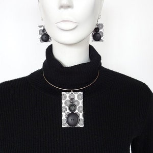 Joya de botón. Cero desperdicio. Conjunto de colgante y pendientes de cartón, servilleta de papel, botones negros. Joya del upcycling. Joyería de mujer.