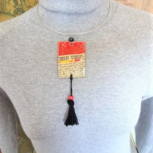 Joyas de mujer hindú. Colgante de papel de periódico hindi. Joya reversible. Cero desperdicio. Joyas de papel. Joyería materiales reciclados.