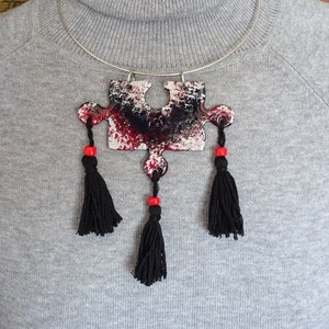 Joyería de mujer. Cero desperdicio de joyas. Colgante puzzle de cartón, rojo, negro y plata con pompones. Joya del upcycling. Bisuteria mujer