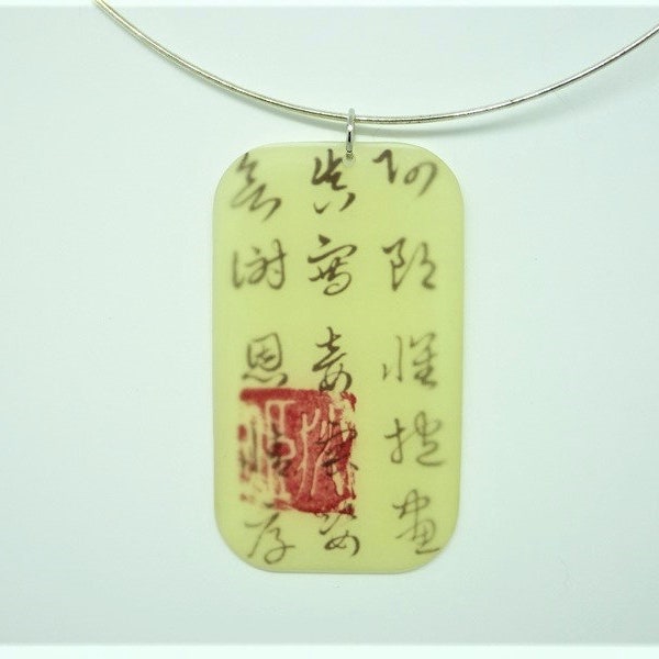 Bijoux résine. Pendentif rectangulaire en résine mate, écriture chinoise, tampon rouge. Bijoux femme. Bijoux fantaisie.