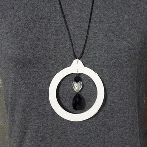Zero waste jewelry. long necklace with white plastic seal for jars, black pearls and transparent heart. Upcycling jewel. Jewel recycled materials.