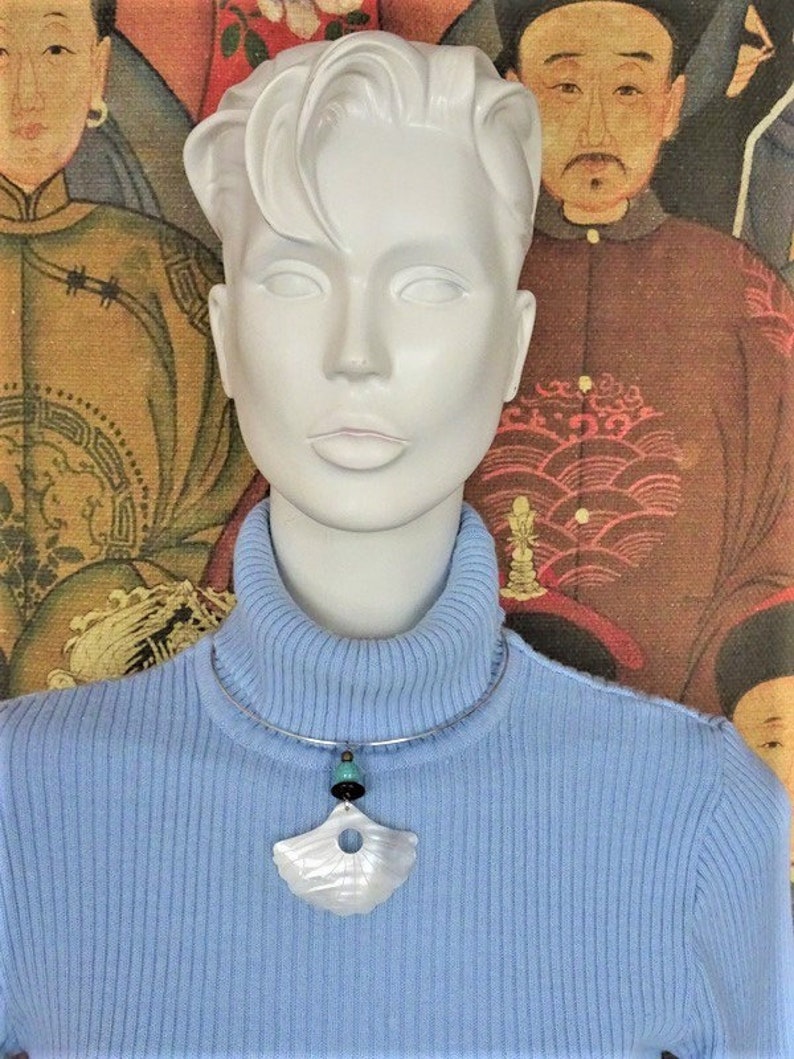 Bijoux coquillages. Bijoux femme. Pendentif nacre blanche, perles bronze et turquoise. Upcycling. Bijoux fantaisie. image 3