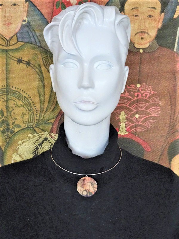 Resin Jewelry. Round Pendant in Resin, Aged Paper, Japanese Motif