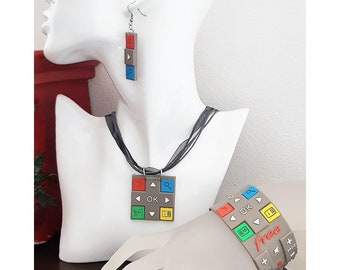 Gioielli a spreco zero. Gioielli geek. Ornamento realizzato con telecomando. Gioielli riciclati. Gioielli da donna.