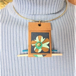 Joya de cartón. Cero desperdicio. Colgante con etiqueta para ropa y papel pintado. Reciclando joyas. Reciclando joyas. joyas de mujer
