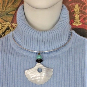 Bijoux coquillages. Bijoux femme. Pendentif nacre blanche, perles bronze et turquoise. Upcycling. Bijoux fantaisie. image 2