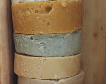 Savon en Bullant, Lot de 3 savons , sans huile essentielle, savon miel, savon anis karité, savon karité deux argiles, savons surgras de 100g