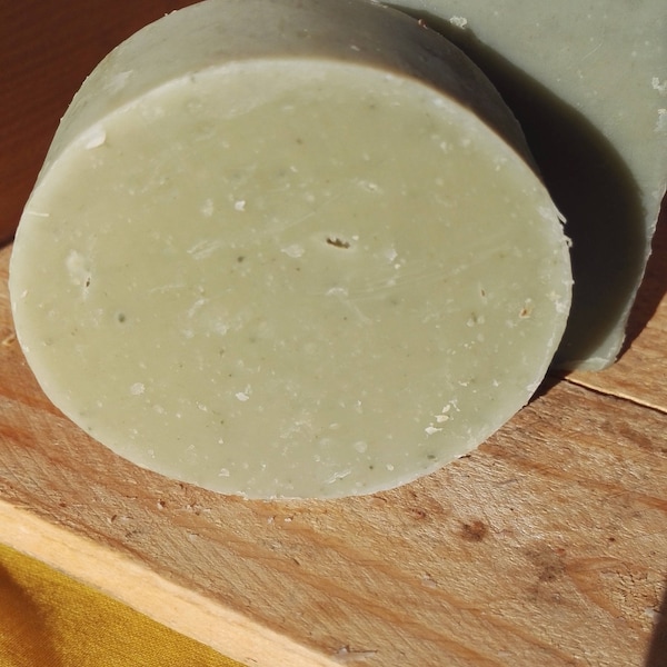 Argile Verte : Savon artisanal, à l'argile verte et, au jus de concombre - corps, visage, shampooing, dentifrice (100g)