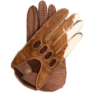 Pu&ograve; includere: Guanti da guida in pelle marrone con un design traforato e un motivo in pelle di mucca marrone e bianco.